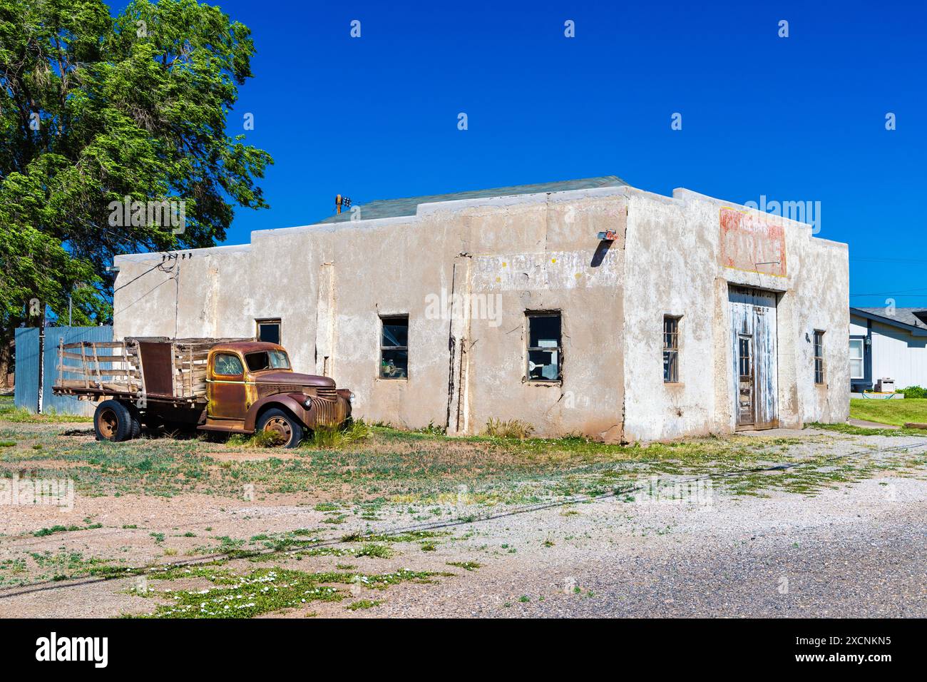 Rusty 1940 vintage Chevrolet pick-up alle rovine di Allen's Garage costruito negli anni '1950 lungo la storica Route 66, Blue Water, New Mexico, USA Foto Stock