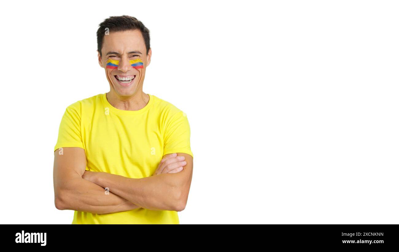 Uomo in piedi con la bandiera colombiana dipinta sul viso sorridente Foto Stock