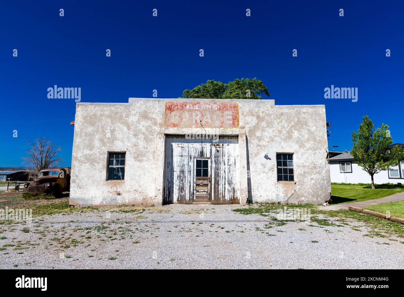 Rovine rimanenti del garage di Allen, costruito negli anni '1950 lungo la storica Route 66, Blue Water, New Mexico, USA Foto Stock