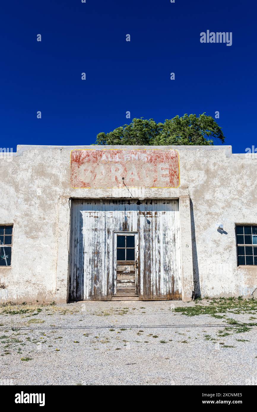 Rovine rimanenti del garage di Allen, costruito negli anni '1950 lungo la storica Route 66, Blue Water, New Mexico, USA Foto Stock