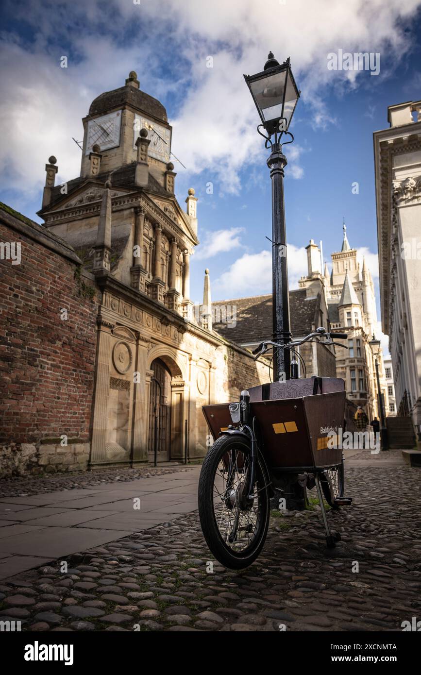 Cambridge, Regno Unito, Una fotografia di una bici Bakfiets su Senate House Passage Foto Stock