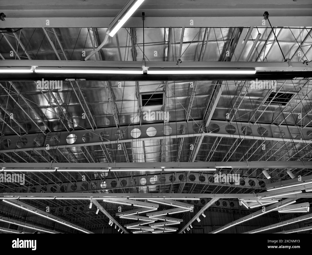Il soffitto con tubi e' decorato splendidamente con molte lampade industriali Foto Stock Il soffitto con tubi e' decorato splendidamente con molte lampade industriali Foto Stock