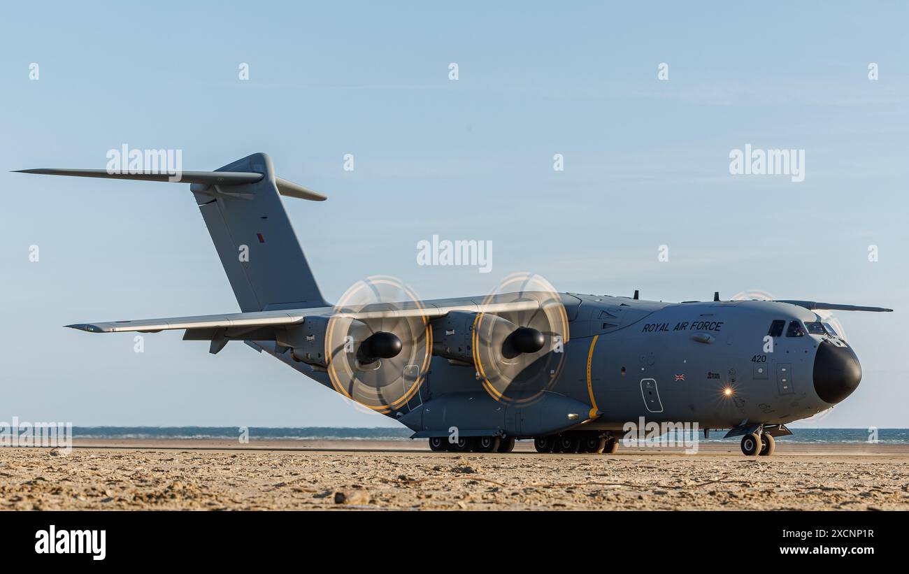 RAF A400 sulla spiaggia dopo aver condotto un atterraggio naturale in superficie Foto Stock