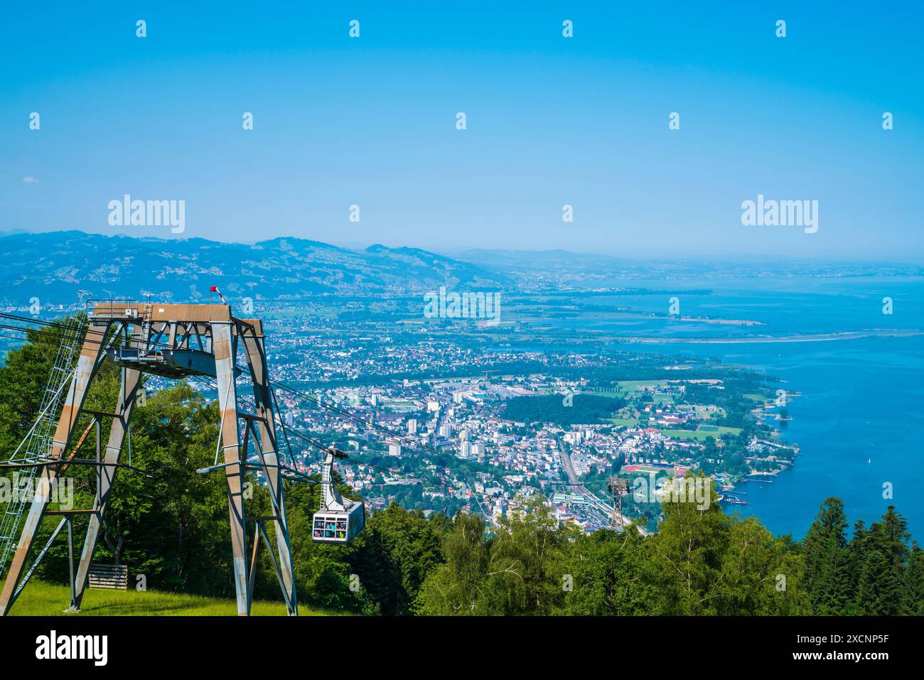 Lochau, Austria, 15 giugno 2023, funivia di Pfaender con molte persone all'interno e una persona in cima che viaggia dalla città di bregenz alla cima della montagna in estate Foto Stock