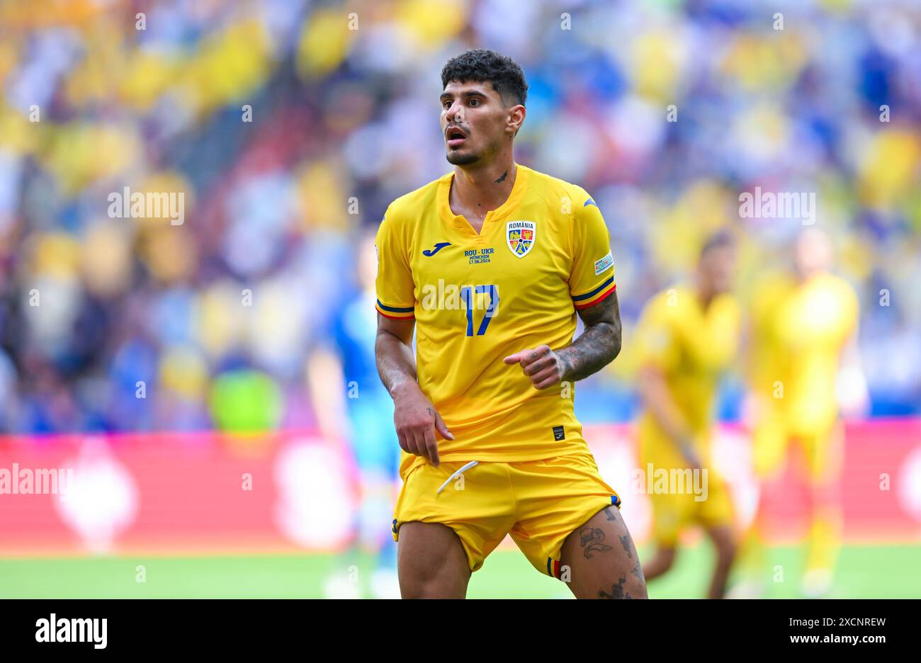 Florinel Coman Romania schaut zu, UEFA EURO 2024 - gruppo e, Romania vs Ucraina, Fussball Arena Muenchen AM 17. Giugno 2024 a Monaco, Germania. Foto von Silas Schueller/DeFodi Images Florinel Coman Romania Looks On, UEFA EURO 2024 - gruppo e, Romania vs Ucraina, Munich Football Arena il 17 giugno 2024 a Monaco di Baviera, Germania. Foto di Silas Schueller/DeFodi Images Defodi-738 738 ROUUKR 20240617 358 *** Florinel Coman Romania Looks On, UEFA EURO 2024 gruppo e, Romania vs Ucraina, Munich Football Arena il 17 giugno 2024 a Monaco di Baviera, Germania foto di Silas Schueller DeFodi Images Florinel Coman Romania Foto Stock