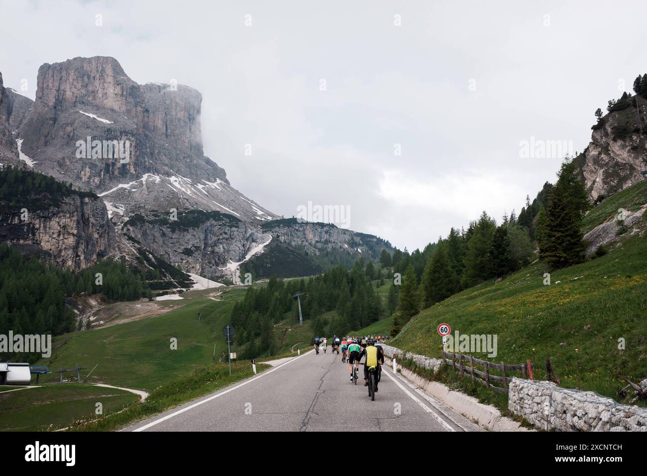 Sella Ronda Bikeday in den Dolomiten nella regione der alta Badia. Die sogenannte Sella Runde Gilt als eine der für Alpentouren schönsten Radfahrer. Auf etwas über 50km überquert MAN 4 Alpenpässe rund um die Sellagruppe. Die Pässe sind der passo Gardena Grödener Joch, passo Sella, passo Pordoi und der passo Campolongo. 2 mal pro Jahr findet der Sella Ronda Bikeday statt. An diesem Tag sind die Straßen nur für Radfahrer freigegeben. Bis zu 20,000 Teilnehmer. Radfahrer am Anstieg zum passo Gardena Dolomiten *** Sella Ronda Bikeday nelle Dolomiti in alta Badia il cosiddetto Sella Round i. Foto Stock