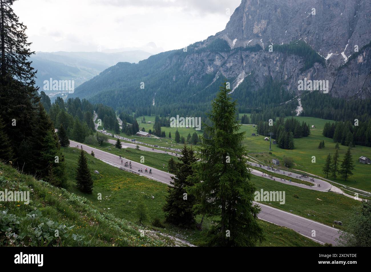 Sella Ronda Bikeday in den Dolomiten nella regione der alta Badia. Die sogenannte Sella Runde Gilt als eine der für Alpentouren schönsten Radfahrer. Auf etwas über 50km überquert MAN 4 Alpenpässe rund um die Sellagruppe. Die Pässe sind der passo Gardena Grödener Joch, passo Sella, passo Pordoi und der passo Campolongo. 2 mal pro Jahr findet der Sella Ronda Bikeday statt. An diesem Tag sind die Straßen nur für Radfahrer freigegeben. Bis zu 20,000 Teilnehmer. Radfahrer am Anstieg zum passo Gardena Dolomiten *** Sella Ronda Bikeday nelle Dolomiti in alta Badia il cosiddetto Sella Round i. Foto Stock