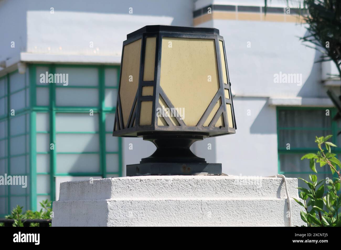 Lampada da cancello presso la famosa fabbrica Art Deco Hoover, Perivale, Londra, Regno Unito. Aperto nel 1933, ora convertito in appartamenti da IDM Properties Foto Stock