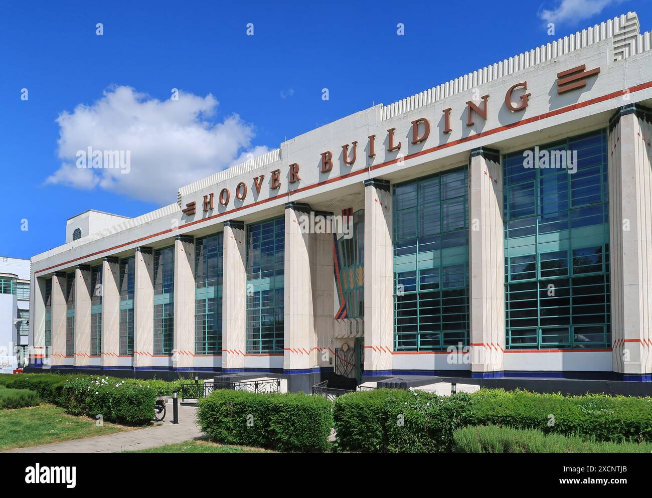 Facciata principale della famosa fabbrica Art Deco Hoover, Perivale, Londra, Regno Unito. Aperto nel 1933, ora convertito in appartamenti da IDM Properties Foto Stock