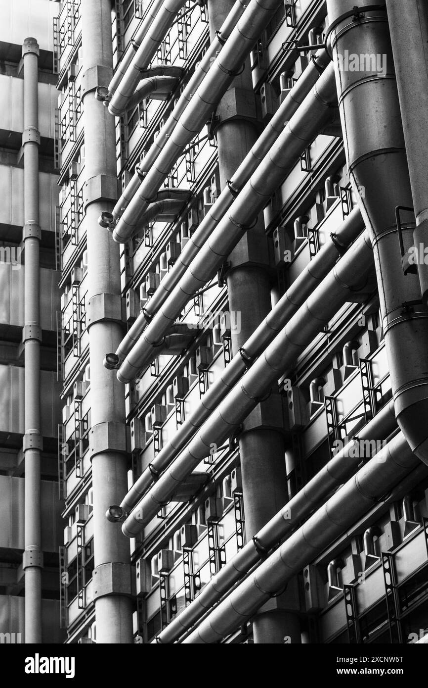 Un primo piano dell'esterno dell'edificio Lloyds of London in Inghilterra, Regno Unito, in monocromia Foto Stock
