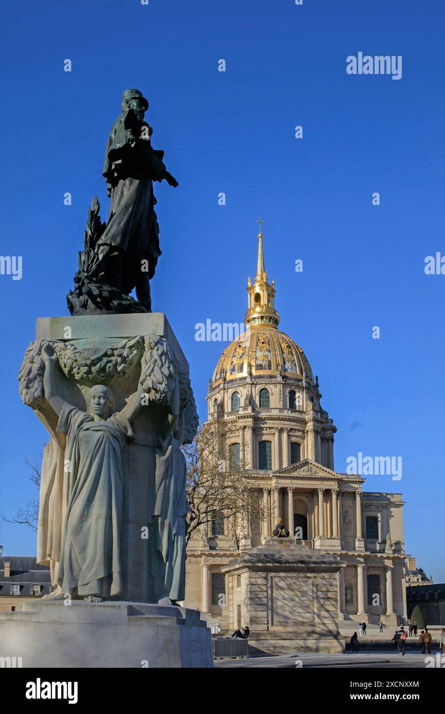 Francia, regione Ile-de-France, 7° arrondissement, Invalides, Place Vauban, monumento al maresciallo Galliéni, cattedrale Saint-Louis des Invalides. Foto Stock