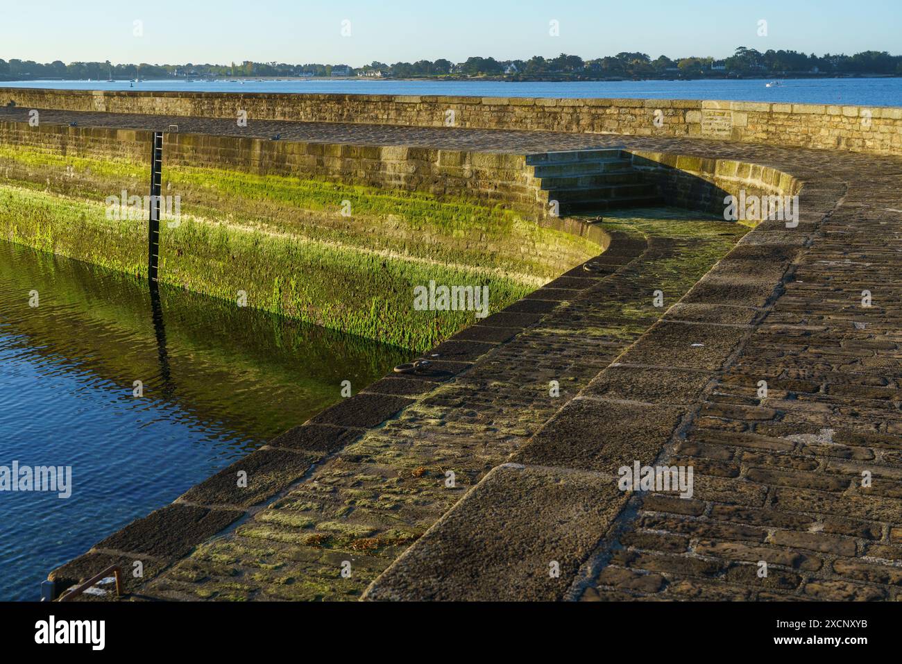 Francia, Bretagna, parte meridionale del dipartimento Finistère, Concarneau, Boulevard de Bougainville, dyke, Seawall Foto Stock