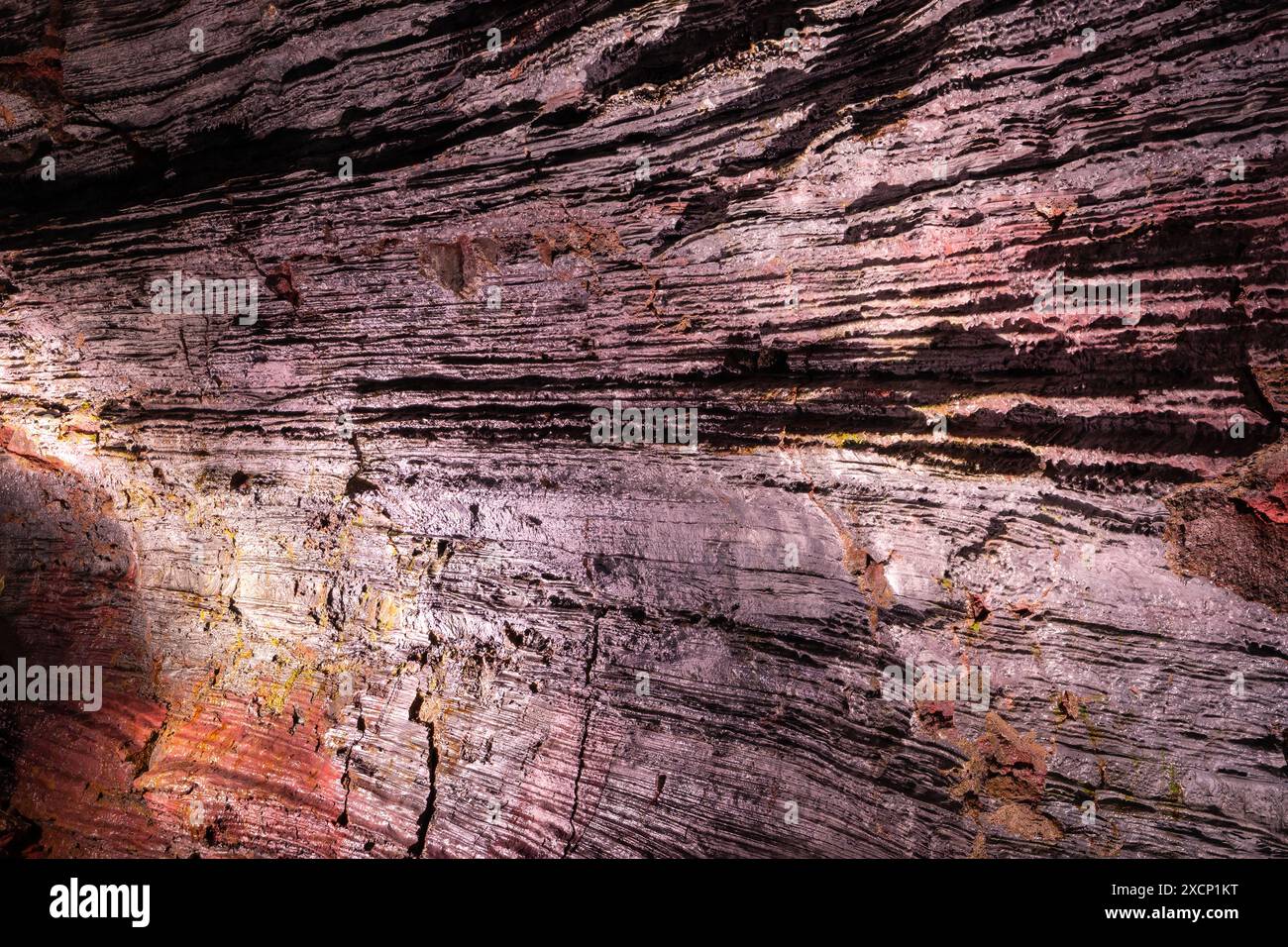 Parete del tunnel della lava (Raufarholshellir), vista ravvicinata delle rocce vulcaniche di ferro rosso e marrone, Islanda. Foto Stock