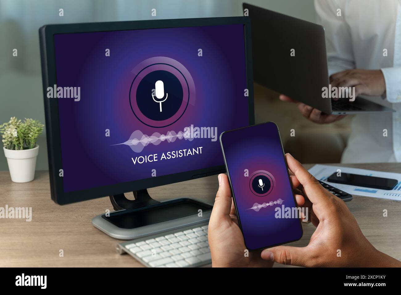 L'assistente vocale ai che parla con l'assistente digitale sul computer utilizza la semplice automazione della ricerca vocale della messaggistica vocale Foto Stock