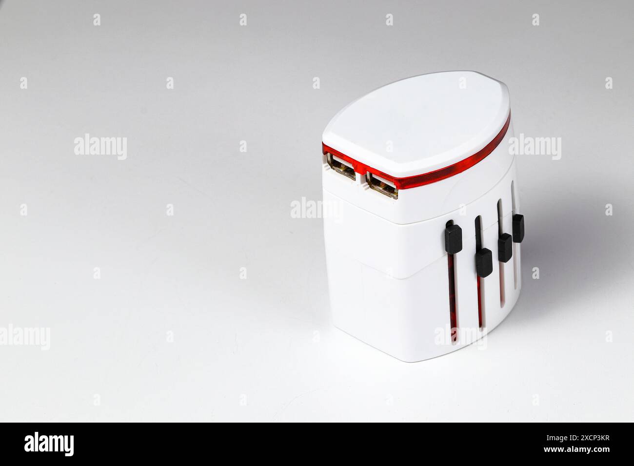 Adattatore universale, adattatore da viaggio isolato su sfondo bianco. Foto Stock