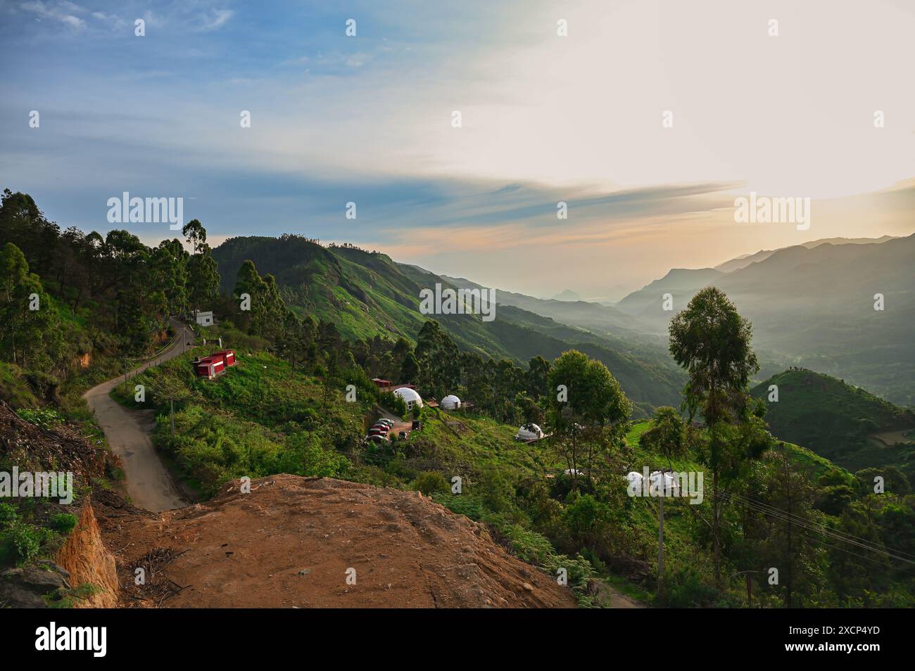 Alba panoramica sopra la montagna nei ghat occidentali dell'India. Foto Stock