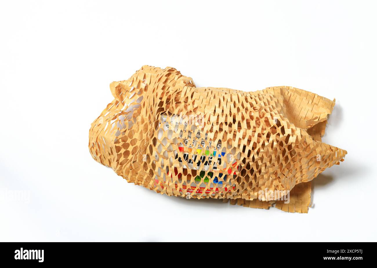 Rotolo di carta da imballaggio ecocompatibile, leggero involucro a bolle d'aria per imballaggi protettivi, carta a nido d'ape a basso impatto ambientale, forma esagonale. Foto Stock