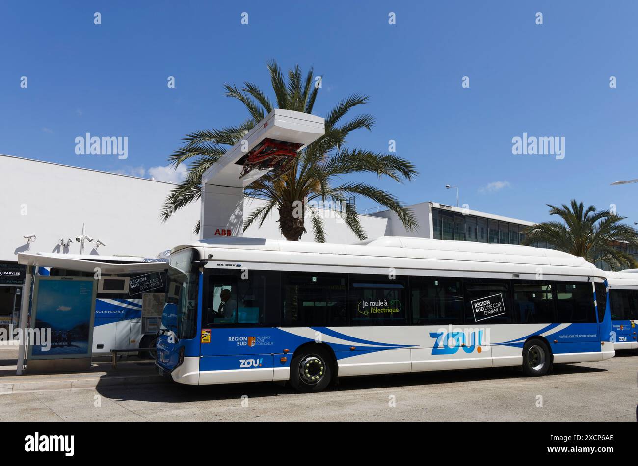 Cannes, Francia. 16 maggio 2024. Autobus a Cannes il 16 maggio 2024 a Cannes, Francia. Credito: Gerard Crossay/Alamy Stock Photo Foto Stock