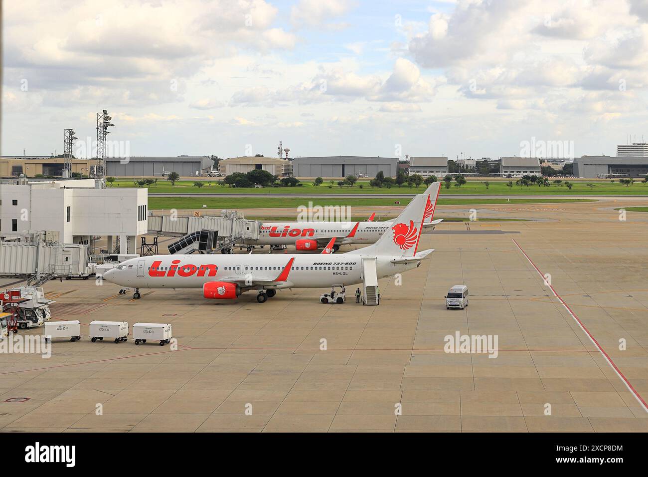 Aeroporto Internazionale Don-mueang, le scale di imbarco dei passeggeri mobili si spostano per i servizi sul piazzale vicino alla baia degli aerei. Foto Stock