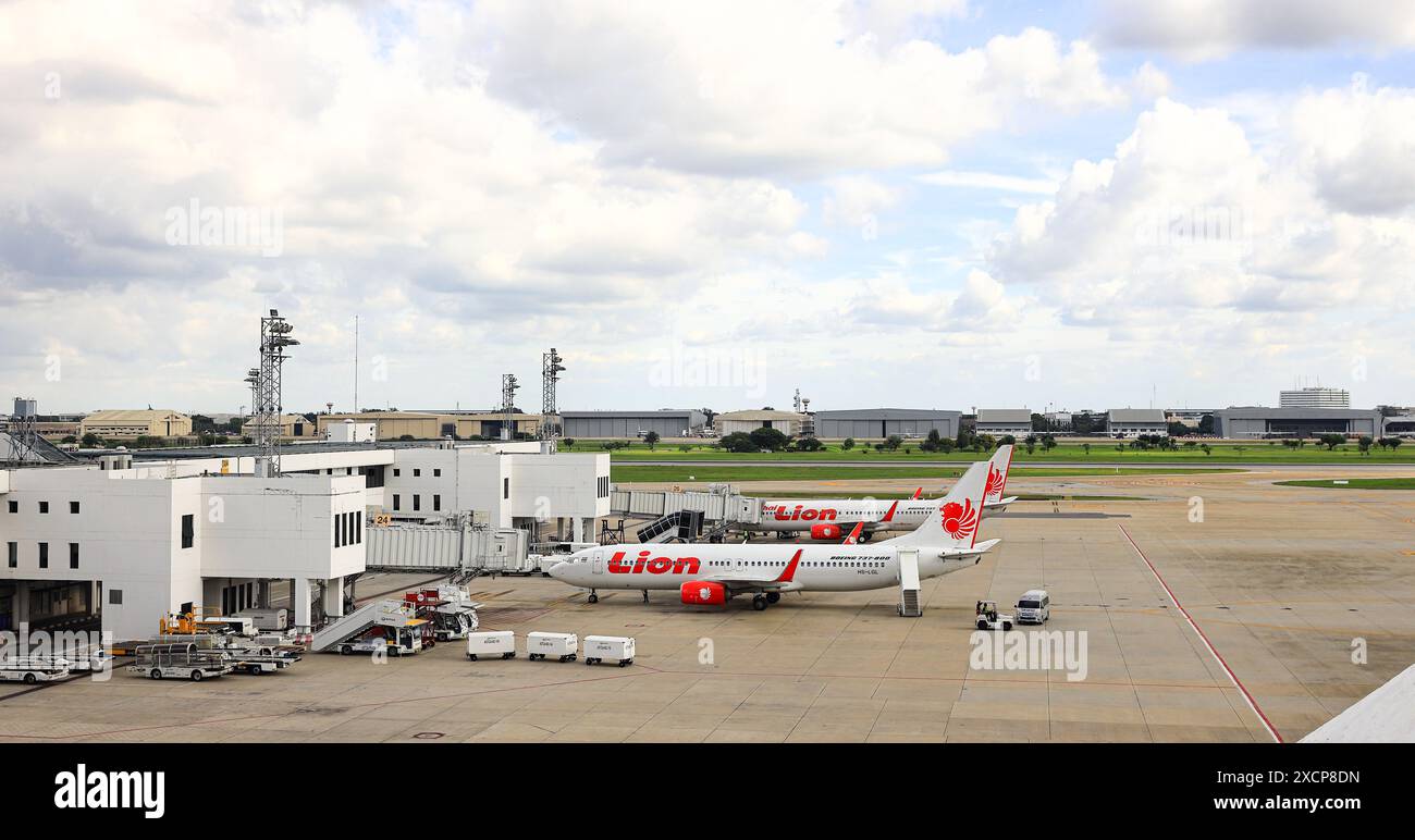 Aeroporto Internazionale Don-mueang, le scale di imbarco dei passeggeri mobili si spostano per i servizi sul piazzale vicino alla baia degli aerei. Foto Stock
