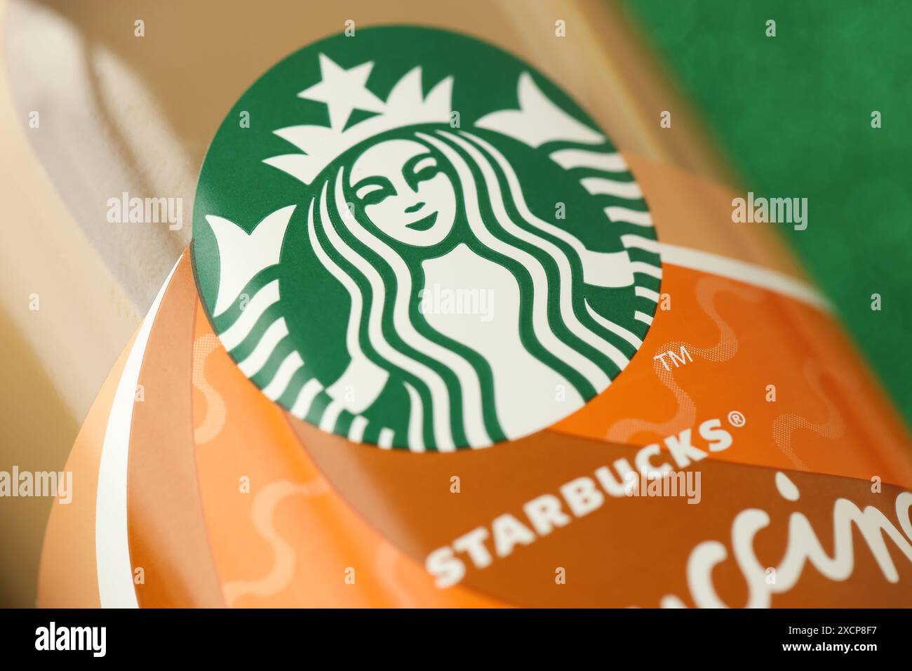 KIEV, UCRAINA - 20 APRILE 2024 Starbucks Frappuccino Coffee drink. Starbucks con sede a Seattle è la più grande azienda di caffè al mondo, con oltre 20.000 negozi in 62 paesi Foto Stock