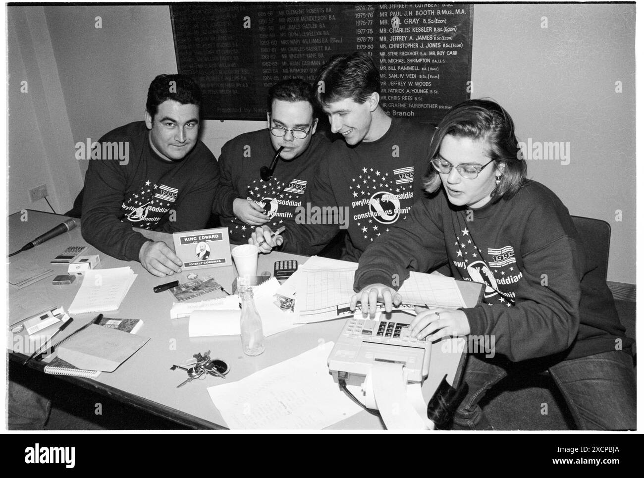 FILE PICS – CARDIFF, GALLES, Regno Unito – 2 MARZO 1995: Vicky Alexander verifica due volte i totali su una calcolatrice in qualità di presidente dell’Unione al conteggio delle elezioni per incarichi sabbatici di Executive Officer nell’edificio sindacale degli studenti di Cardiff. INFO: Vicky Alexander – Victoria Alexander, ora Lady Victoria Starmer – ha fatto parte del team esecutivo dell’Unione degli studenti della Cardiff University come Education and Welfare Officer (1993-94) e presidente (1994-95). Potrebbero esserci imperfezioni in questo archivio di 30 anni di vita negativo. Foto: Rob Watkins/Alamy Live News Foto Stock