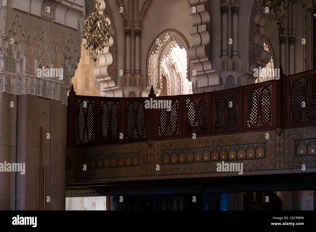 Casablanca, Marocco - 25 marzo 2024: Interno della famosa seconda moschea di Hassan durante una giornata di pioggia Foto Stock