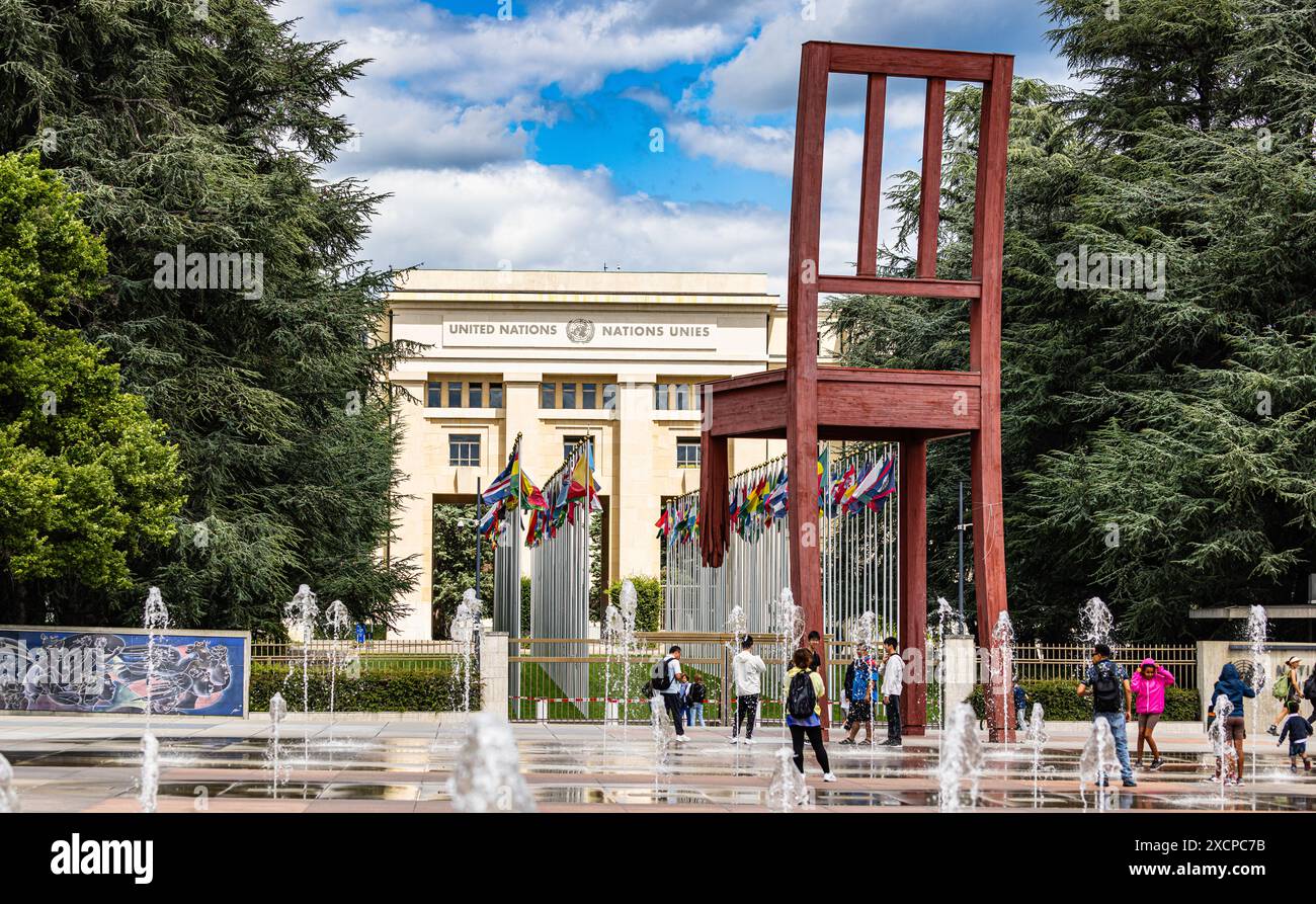 Auf der Place des Nations in Genf vor dem Palais des Nations - dem Hauptsitz der Vereinten Nationen- steht der Broken Chair, des Genfer Künstlers Dani Foto Stock