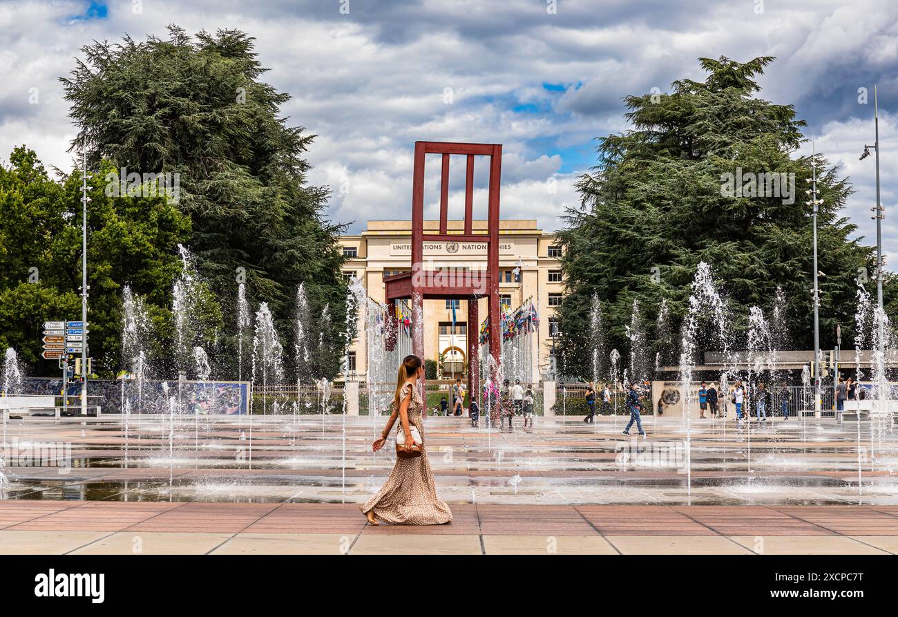 Auf der Place des Nations in Genf vor dem Palais des Nations - dem Hauptsitz der Vereinten Nationen- steht der Broken Chair, des Genfer Künstlers Dani Foto Stock