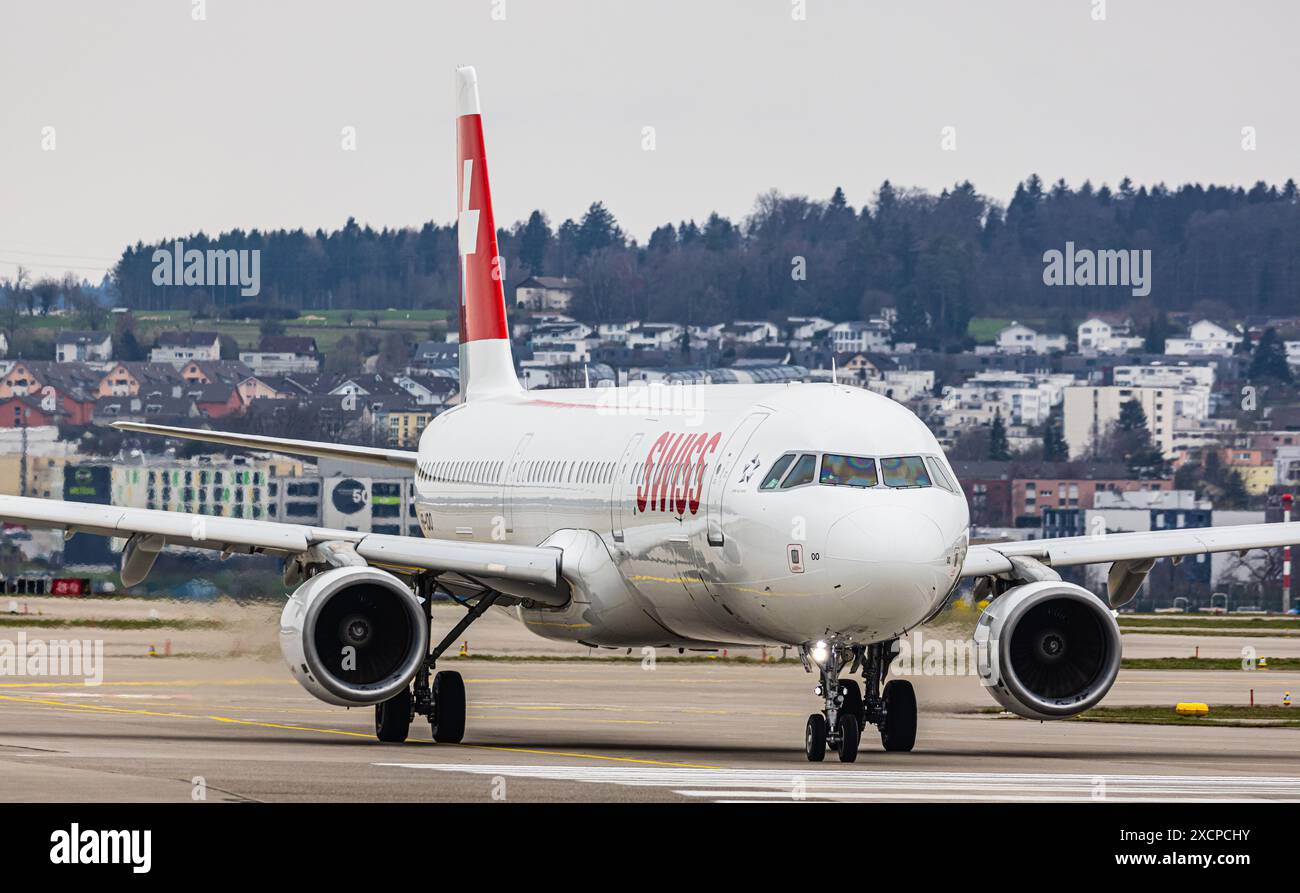 Un Airbus A321-212 della Swiss International Airlines arriva in taxi sulla pista dell'aeroporto di Zurigo, dove è in attesa dell'autorizzazione al decollo. Registrazione HB Foto Stock