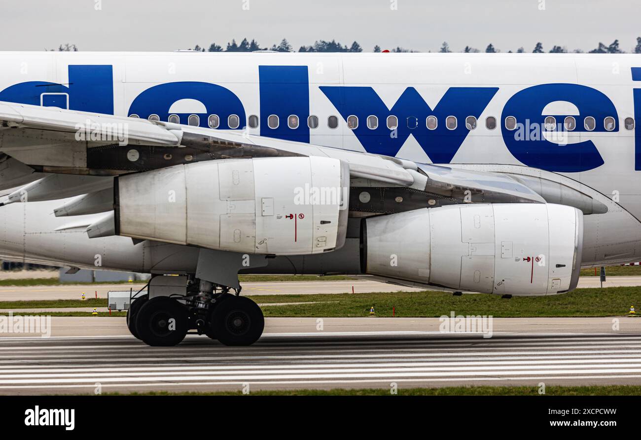 L'Airbus A340-313X di Edelweiss Air ha un totale di quattro motori turbofan CFM International CFM 56 (CFM56-5B4/P in breve). Conosciuto negli Stati Uniti come F Foto Stock