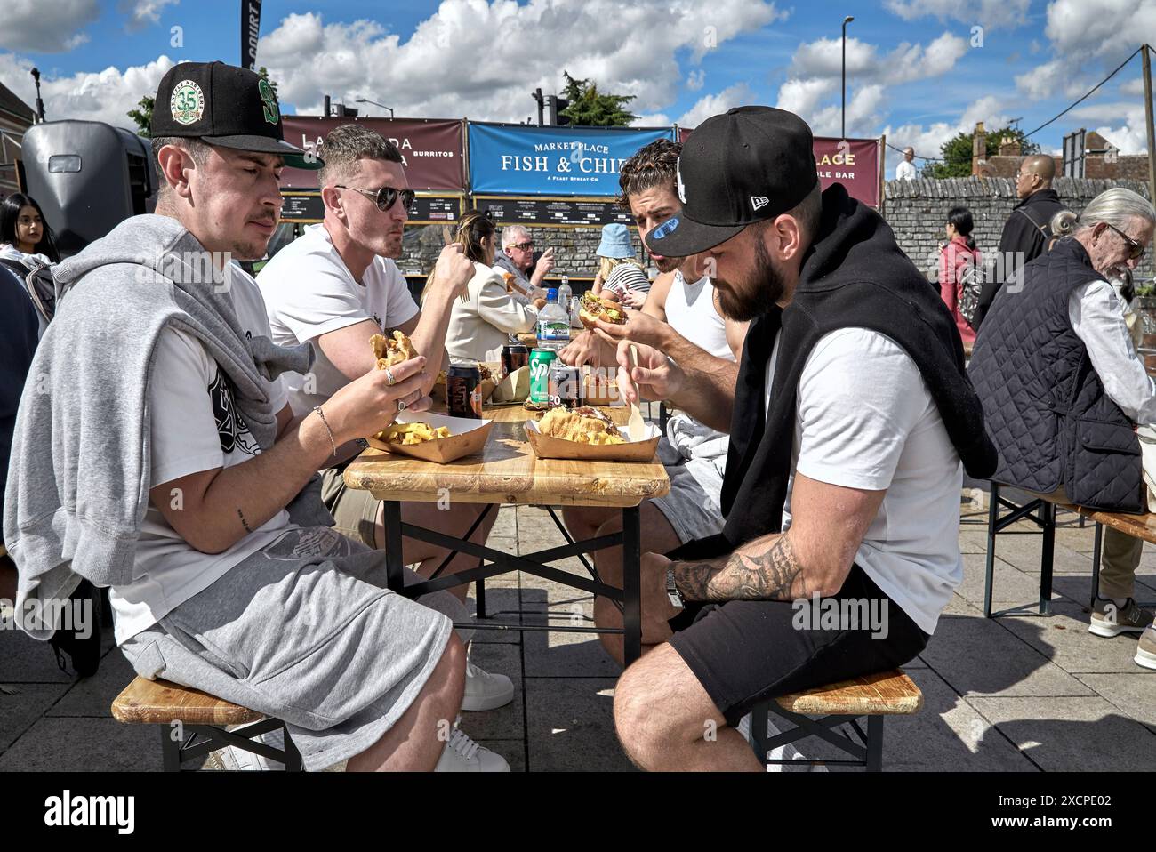 Persone all'aperto che mangiano fish n chips al Sunday Street Market di Stratford Upon Avon, Inghilterra, Regno Unito Foto Stock