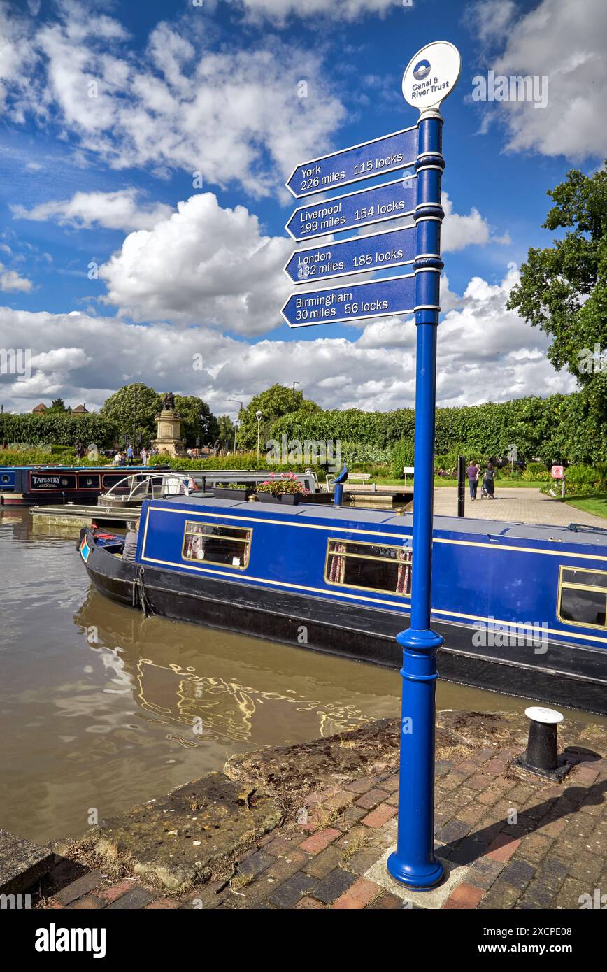 Cartello direzionale Stratford Upon Avon Bancroft Basin Marina. Insegna nautica del Regno Unito che mostra le distanze della città. Inghilterra, Regno Unito. Foto Stock