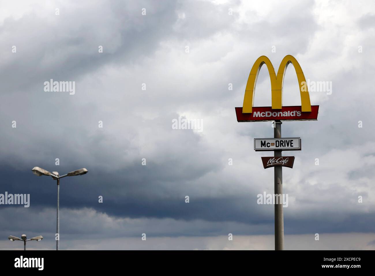 Logo DAS der Fastfood-Kette McDonald's im Kölner Umland. Die McDonaldÂs Corporation ist ein US-amerikanischer Betreiber und Franchisegeber von weltweit vertretenen Schnellrestaurants und der umsatzstärkste Fast-Food-Konzern der Welt. Themenbild, Symbolbild Wesseling, 18.06.2024 NRW Deutschland *** il logo della catena di fast food McDonalds nell'area di Colonia la McDonalds Corporation è un operatore americano e un franchisor di fast food in tutto il mondo e la più grande azienda di fast food al mondo in termini di vendite immagine a tema, immagine simbolica Wesseling, 18 06 2024 NRW Germania Copyright: xChrist Foto Stock