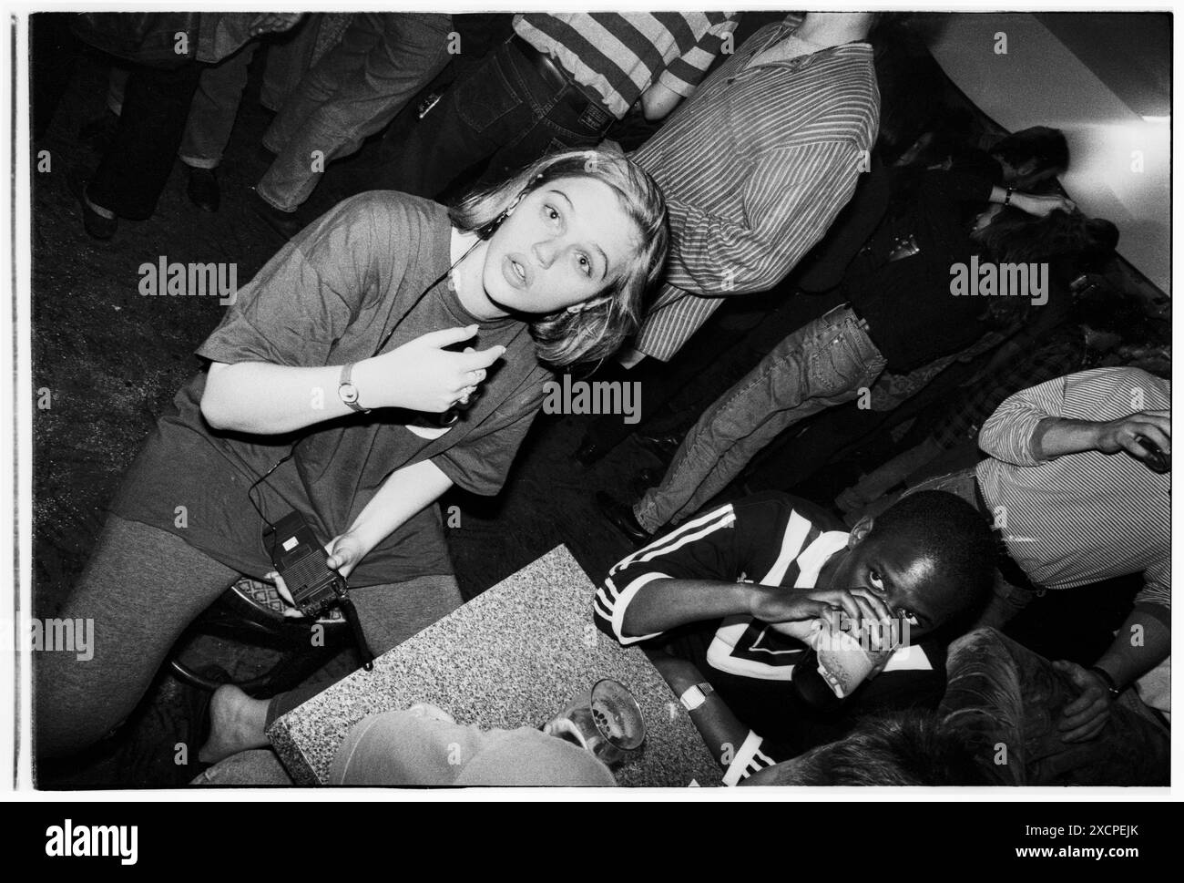 FILE PICS – CARDIFF, GALLES, Regno Unito - 7 OTTOBRE 1993: Vicky Alexander con un auricolare e un walkie talkie è seduto tranquillamente sul retro del locale come Duty Executive Officer durante un concerto Back to the Planet al Terminal 396 nel Students’ Union Building di Cardiff. INFO: Vicky Alexander – Victoria Alexander, ora Lady Victoria Starmer – ha fatto parte del team esecutivo dell’Unione degli studenti della Cardiff University come Education and Welfare Officer (1993-94) e presidente (1994-95). Potrebbero esserci imperfezioni in questo archivio di 30 anni di vita negativo. Foto: Rob Watkins/Alamy Live News Foto Stock