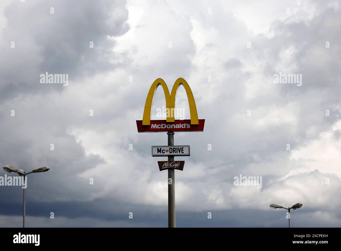 Logo DAS der Fastfood-Kette McDonald's im Kölner Umland. Die McDonaldÂs Corporation ist ein US-amerikanischer Betreiber und Franchisegeber von weltweit vertretenen Schnellrestaurants und der umsatzstärkste Fast-Food-Konzern der Welt. Themenbild, Symbolbild Wesseling, 18.06.2024 NRW Deutschland *** il logo della catena di fast food McDonalds nell'area di Colonia la McDonalds Corporation è un operatore americano e un franchisor di fast food in tutto il mondo e la più grande azienda di fast food al mondo in termini di vendite immagine a tema, immagine simbolica Wesseling, 18 06 2024 NRW Germania Copyright: xChrist Foto Stock