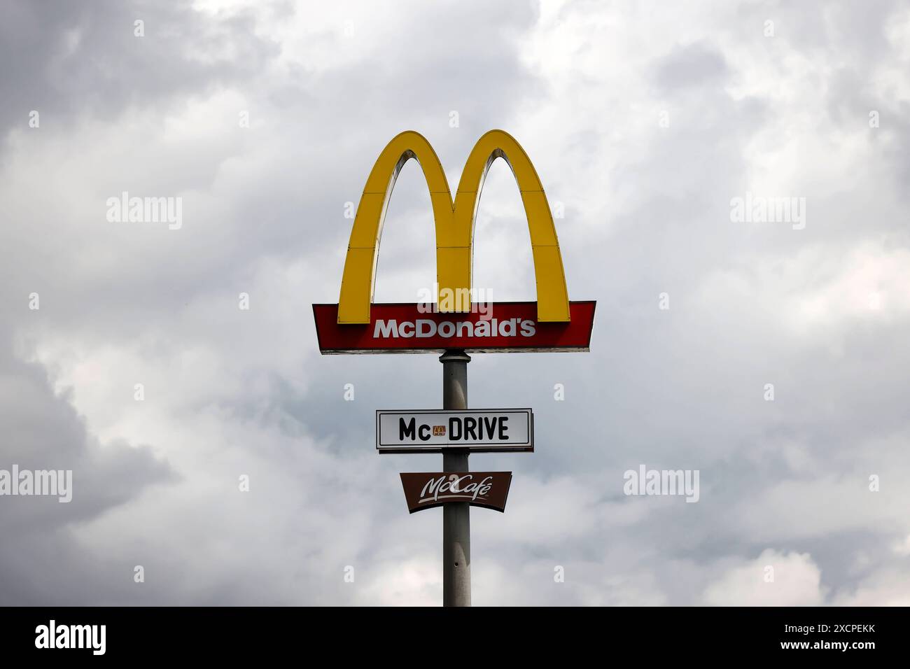 Logo DAS der Fastfood-Kette McDonald's im Kölner Umland. Die McDonaldÂs Corporation ist ein US-amerikanischer Betreiber und Franchisegeber von weltweit vertretenen Schnellrestaurants und der umsatzstärkste Fast-Food-Konzern der Welt. Themenbild, Symbolbild Wesseling, 18.06.2024 NRW Deutschland *** il logo della catena di fast food McDonalds nell'area di Colonia la McDonalds Corporation è un operatore americano e un franchisor di fast food in tutto il mondo e la più grande azienda di fast food al mondo in termini di vendite immagine a tema, immagine simbolica Wesseling, 18 06 2024 NRW Germania Copyright: xChrist Foto Stock