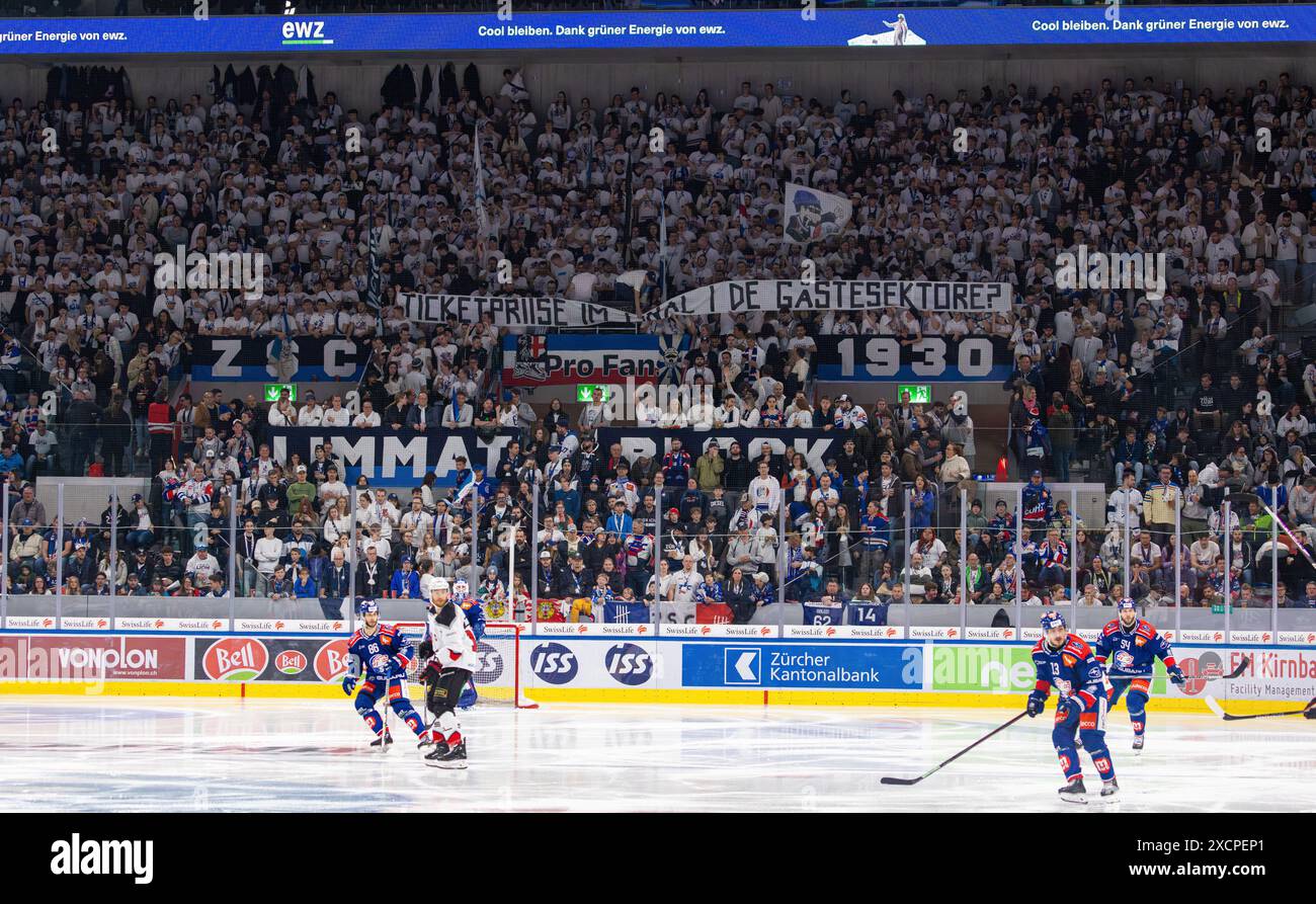 Zurigo, Svizzera, 20 apr 2024: I tifosi dello ZSC Lions protestano contro i prezzi eccessivi dei biglietti nella finale di playoff nel settore ospiti. Foto Stock