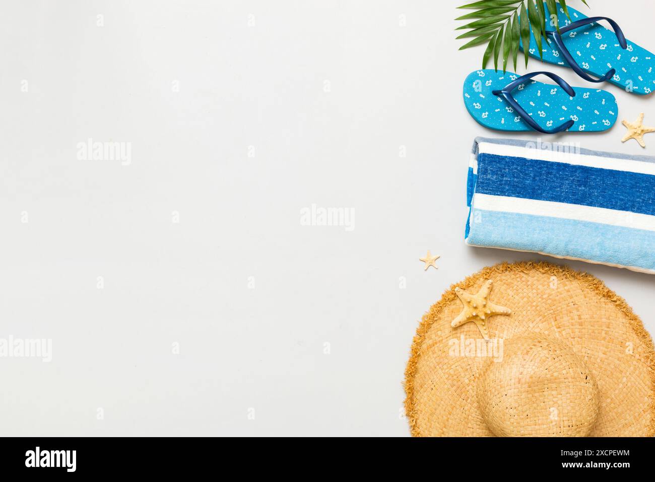 Concetto di viaggio o vacanza con vista dall'alto. Composizione con eleganti accessori da spiaggia su sfondo colorato, vista dall'alto. Piatto alla moda da spiaggia, aperto per l'estate Foto Stock