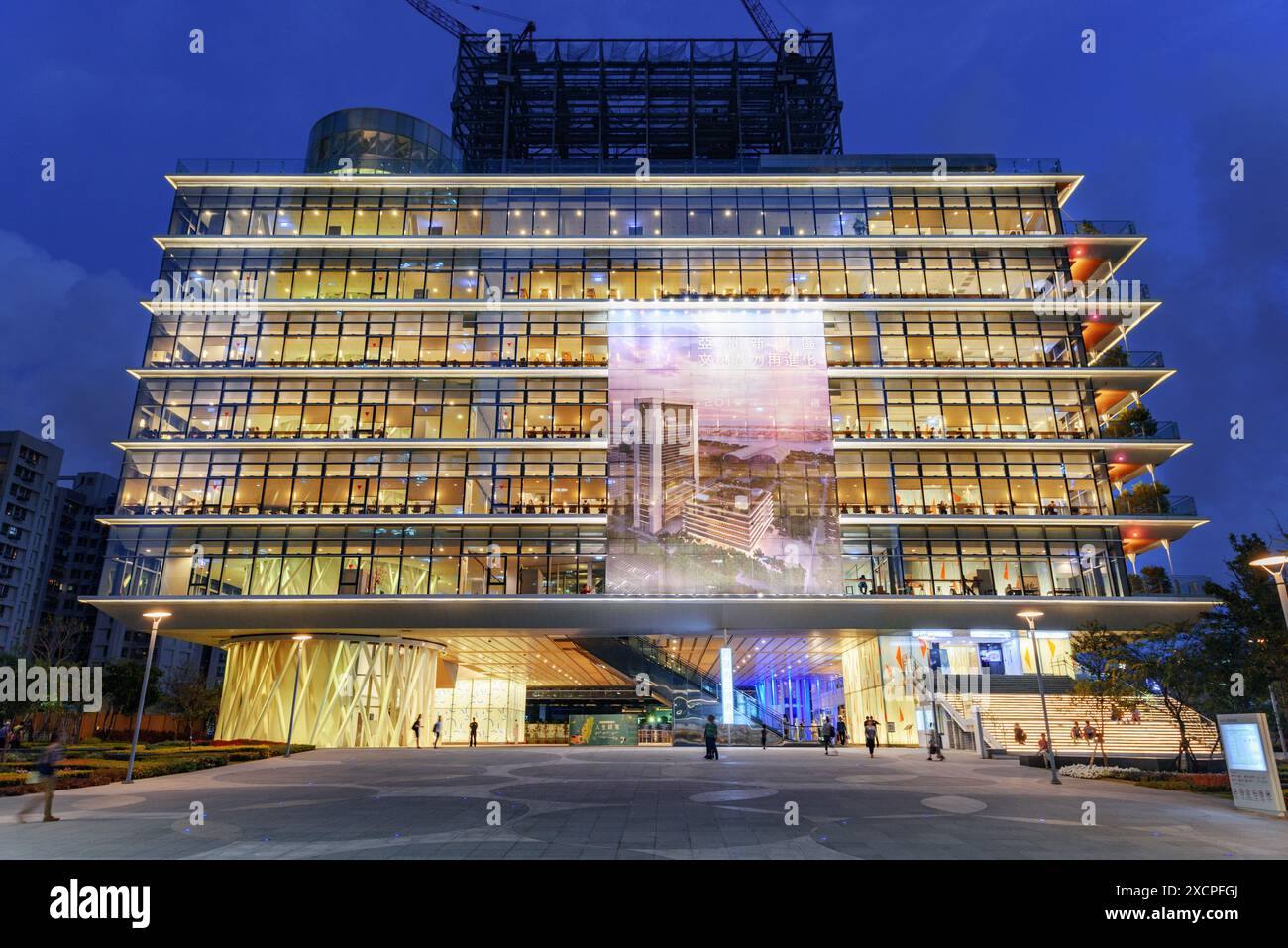 Kaohsiung, Taiwan - 30 aprile 2019: Fantastica vista notturna della Biblioteca pubblica principale di Kaohsiung. La biblioteca è un punto di riferimento di Taiwan. Foto Stock
