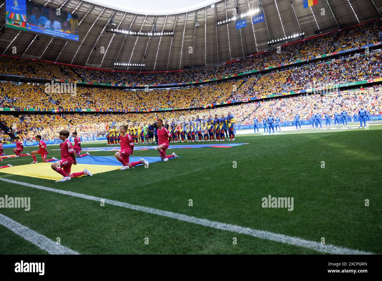 I giocatori di entrambe le squadre hanno cantato inni durante la partita UEFA Euro 2024 tra le squadre nazionali di Romania e Ucraina all'Allianz Arena, punteggio finale; Romania 3:0 Ucraina (foto di Maciej Rogowski / SOPA Images/Sipa USA) Foto Stock