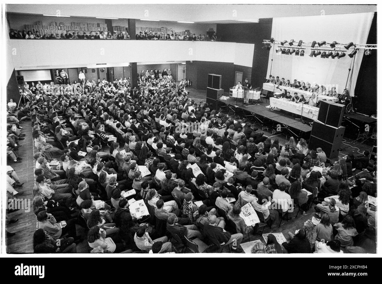 FILE PICS – CARDIFF, GALLES, Regno Unito - 6 OTTOBRE 1993: Vicky Alexander (al centro del tavolo sul palco) alla riunione generale annuale ben frequentata presso la Great Hall nel Palazzo dell’Unione degli studenti di Cardiff. INFO: Vicky Alexander – Victoria Alexander, ora Lady Victoria Starmer – ha fatto parte del team esecutivo dell’Unione degli studenti della Cardiff University come Education and Welfare Officer (1993-94) e presidente (1994-95). Potrebbero esserci imperfezioni in questo archivio di 30 anni di vita negativo. Foto: Rob Watkins/Alamy Live News Foto Stock