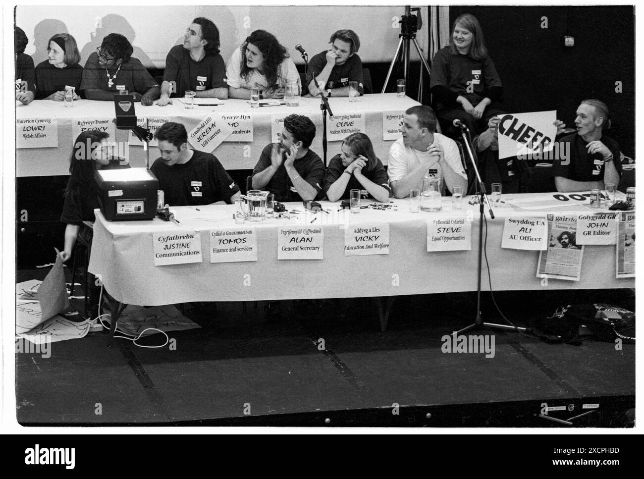 FILE PICS – CARDIFF, GALLES, Regno Unito - 6 OTTOBRE 1993: Vicky Alexander (al centro del tavolo sul palco) alla riunione generale annuale ben frequentata presso la Great Hall nel Palazzo dell’Unione degli studenti di Cardiff. INFO: Vicky Alexander – Victoria Alexander, ora Lady Victoria Starmer – ha fatto parte del team esecutivo dell’Unione degli studenti della Cardiff University come Education and Welfare Officer (1993-94) e presidente (1994-95). Potrebbero esserci imperfezioni in questo archivio di 30 anni di vita negativo. Foto: Rob Watkins/Alamy Live News Foto Stock