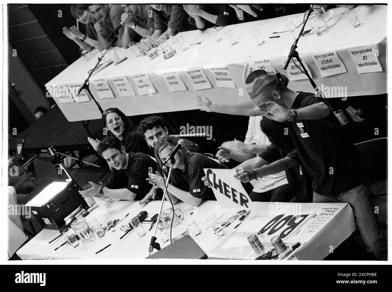 FILE PICS – CARDIFF, GALLES, Regno Unito - 6 OTTOBRE 1993: Vicky Alexander (al centro del tavolo sul palco) alla riunione generale annuale ben frequentata presso la Great Hall nel Palazzo dell’Unione degli studenti di Cardiff. INFO: Vicky Alexander – Victoria Alexander, ora Lady Victoria Starmer – ha fatto parte del team esecutivo dell’Unione degli studenti della Cardiff University come Education and Welfare Officer (1993-94) e presidente (1994-95). Potrebbero esserci imperfezioni in questo archivio di 30 anni di vita negativo. Foto: Rob Watkins/Alamy Live News Foto Stock