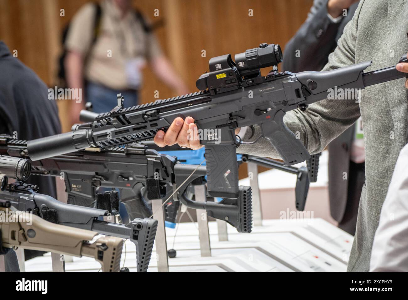 Eurosatory 2024 Rüstungsmesse a Villepinte bei Paris, Frankreich Handfeuerwaffen am Messestand der firma Heckler & KochEurosatory 2024 Rüstungsmesse a Villepinte bei Paris, Frankreich Handfeuerwaffen am Messestand der firma Heckler & Koch, Villepinte Seine-Saint-Denis Frankreich Messegelände **** Eurosatory 2024 fiera delle armi a Villepinte vicino Parigi, Francia armi leggere allo stand Heckler Koch Eurosatory 2024 fiera armi a Villepinte vicino a Parigi, Francia armi leggere allo stand Heckler Koch, Villepinte Seine Saint Denis France Exhibition Grounds Foto Stock