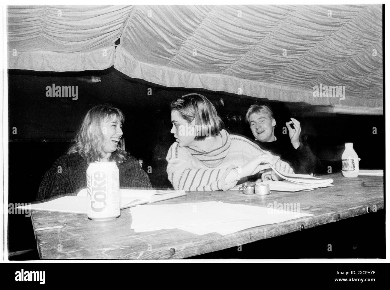 FILE PICS – CARDIFF, GALLES, Regno Unito - 1 FEBBRAIO 1995: Vicky Alexander (centro) sul palco con altri funzionari esecutivi alla riunione generale di emergenza interrotta presso l’edificio dell’Unione degli studenti di Cardiff. L'incontro è stato convocato da un non studente di sinistra e vi hanno partecipato solo 62 persone. INFO: Vicky Alexander – Victoria Alexander, ora Lady Victoria Starmer – ha fatto parte del team esecutivo dell’Unione degli studenti della Cardiff University come Education and Welfare Officer (1993-94) e presidente (1994-95). Potrebbero esserci imperfezioni in questo archivio di 30 anni di vita negativo. Foto: Rob Watkins/Alamy Live News Foto Stock