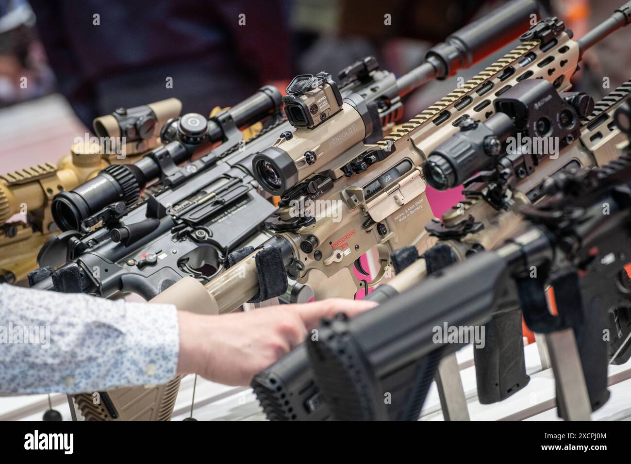 Eurosatory 2024 Rüstungsmesse a Villepinte bei Paris, Frankreich Handfeuerwaffen am Messestand der firma Heckler & KochEurosatory 2024 Rüstungsmesse a Villepinte bei Paris, Frankreich Handfeuerwaffen am Messestand der firma Heckler & Koch, Villepinte Seine-Saint-Denis Frankreich Messegelände **** Eurosatory 2024 fiera delle armi a Villepinte vicino Parigi, Francia armi leggere allo stand Heckler Koch Eurosatory 2024 fiera armi a Villepinte vicino a Parigi, Francia armi leggere allo stand Heckler Koch, Villepinte Seine Saint Denis France Exhibition Grounds Foto Stock