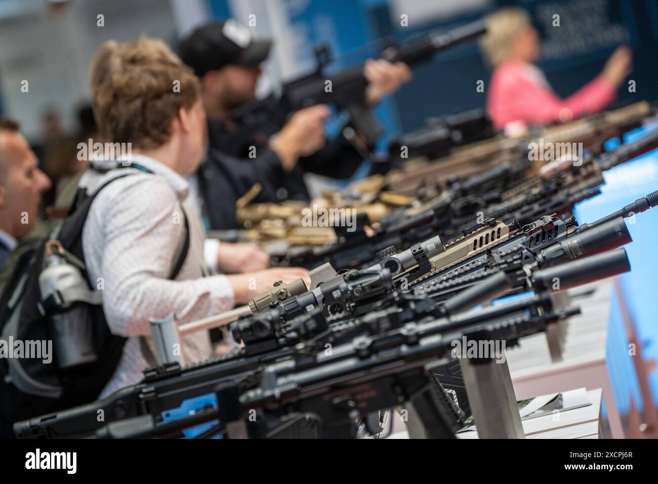 Eurosatory 2024 Rüstungsmesse a Villepinte bei Paris, Frankreich Handfeuerwaffen am Messestand der firma Heckler & KochEurosatory 2024 Rüstungsmesse a Villepinte bei Paris, Frankreich Handfeuerwaffen am Messestand der firma Heckler & Koch, Villepinte Seine-Saint-Denis Frankreich Messegelände **** Eurosatory 2024 fiera delle armi a Villepinte vicino Parigi, Francia armi leggere allo stand Heckler Koch Eurosatory 2024 fiera armi a Villepinte vicino a Parigi, Francia armi leggere allo stand Heckler Koch, Villepinte Seine Saint Denis France Exhibition Grounds Foto Stock