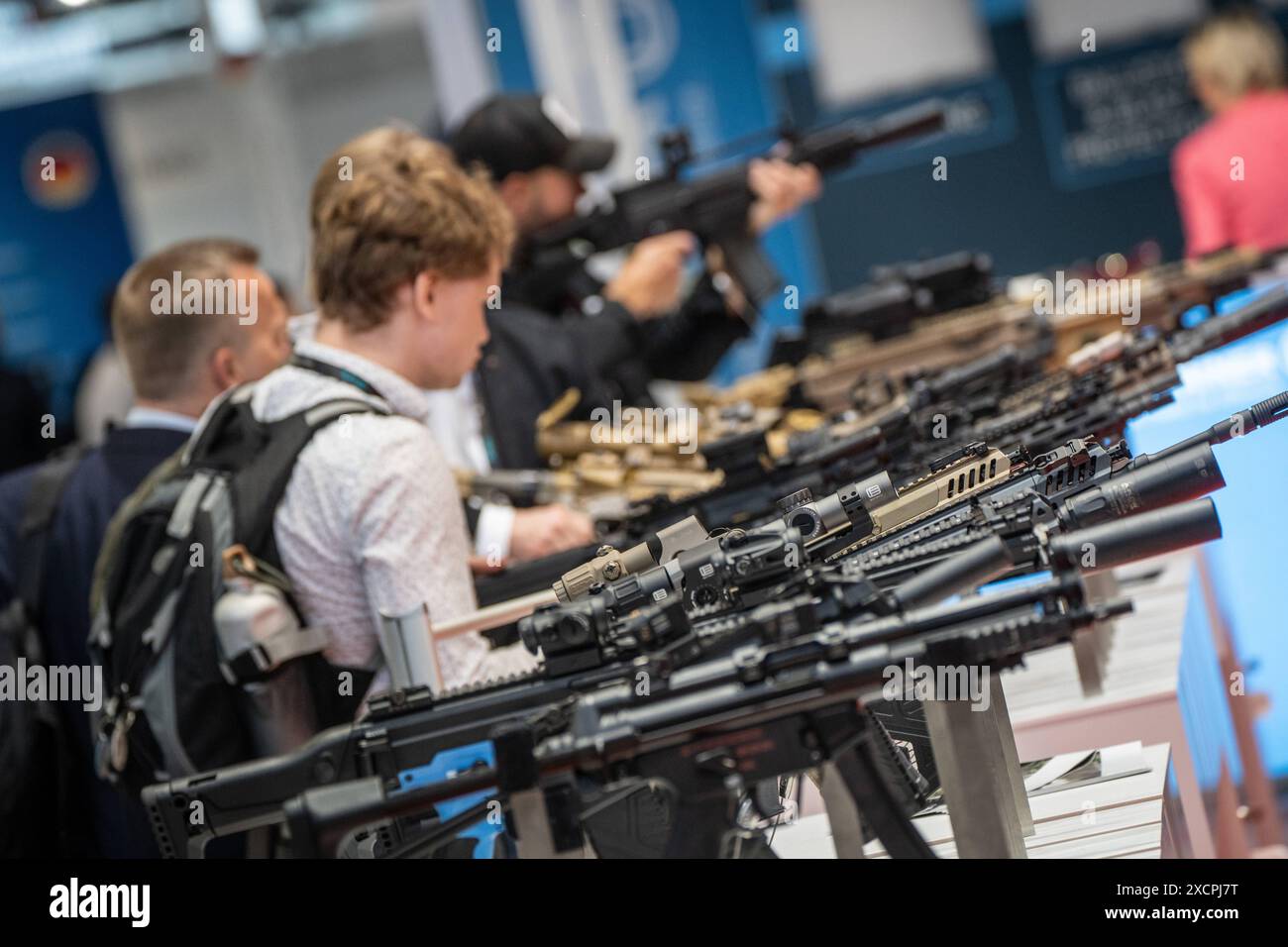 Eurosatory 2024 Rüstungsmesse a Villepinte bei Paris, Frankreich Handfeuerwaffen am Messestand der firma Heckler & KochEurosatory 2024 Rüstungsmesse a Villepinte bei Paris, Frankreich Handfeuerwaffen am Messestand der firma Heckler & Koch, Villepinte Seine-Saint-Denis Frankreich Messegelände **** Eurosatory 2024 fiera delle armi a Villepinte vicino Parigi, Francia armi leggere allo stand Heckler Koch Eurosatory 2024 fiera armi a Villepinte vicino a Parigi, Francia armi leggere allo stand Heckler Koch, Villepinte Seine Saint Denis France Exhibition Grounds Foto Stock