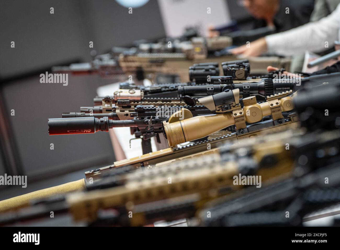 Eurosatory 2024 Rüstungsmesse a Villepinte bei Paris, Frankreich Handfeuerwaffen am Messestand der firma Heckler & KochEurosatory 2024 Rüstungsmesse a Villepinte bei Paris, Frankreich Handfeuerwaffen am Messestand der firma Heckler & Koch, Villepinte Seine-Saint-Denis Frankreich Messegelände **** Eurosatory 2024 fiera delle armi a Villepinte vicino Parigi, Francia armi leggere allo stand Heckler Koch Eurosatory 2024 fiera armi a Villepinte vicino a Parigi, Francia armi leggere allo stand Heckler Koch, Villepinte Seine Saint Denis France Exhibition Grounds Foto Stock